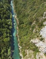 l'eau turquoise pure de la rivière de montagne surmonte les rapides de pierre. concept écologique, nature pure.