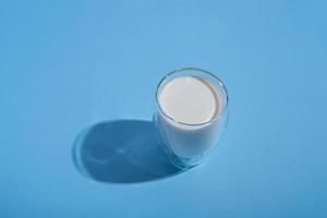 la journée mondiale du lait est idéale pour célébrer la journée mondiale du lait en juin. un verre de lait. conception plate. vue de dessus, gros plan. bonne journée du lait. photo