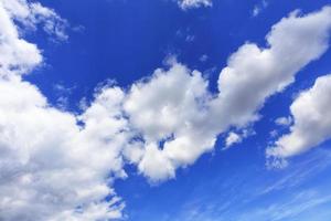 des nuages blancs divisent magnifiquement le ciel bleu en gros plan en diagonale. photo