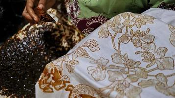 activité de fabrication de batik, création et conception de tissu blanc à l'aide de canting et de cire en claquant sur le tissu, pekalongan, indonésie, 7 mars 2020 photo