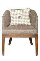 fauteuil rembourré en tissu textile gris-brun avec coussin matelassé blanc. isolé sur fond blanc.