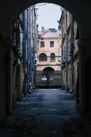 vue sur une rue étroite qui mène à une impasse depuis une arche d'un immeuble photo