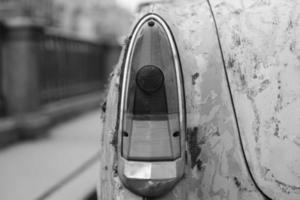 Gros plan de phare arrière de voiture vintage cassé, vieux véhicule métallique patiné pièces rouillées photo