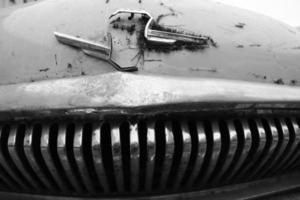 Gros plan de capot de voiture vintage cassé, vieux véhicule en métal patiné pièces rouillées