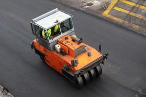 rouleau vibrant travaillant sur la construction de routes. pavage d'asphalte. vue en grand angle photo