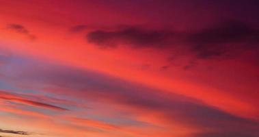 beau ciel coucher de soleil coloré rouge rose bleu magenta photo