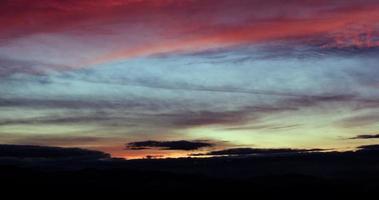 les aurores boréales comme un timelapse de coucher de soleil vraiment coloré photo