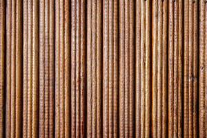 fond de bois rayé de couleur marron. texture du bois rayé. photo