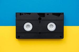 cassette vidéo sur fond jaune et bleu photo