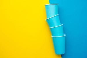 gobelets jetables en papier bleu fond jaune et bleu photo