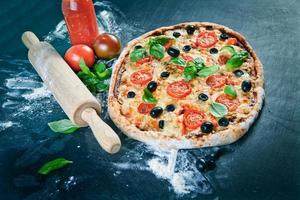 pizza maison avec des ingrédients photo
