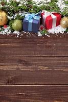 décorations de Noël sur fond de planche de bois avec espace de copie