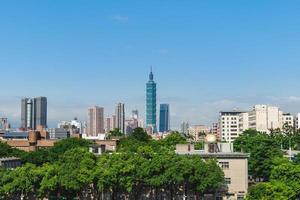 horizon de la ville de taipei avec la tour 101 à taiwan photo