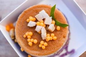 desserts sucrés vue de dessus de gâteau, crème de haricots mungo thaï, gâteau fait maison dans une boîte photo