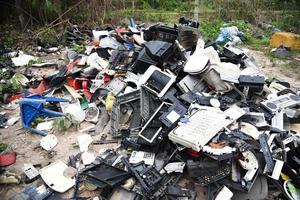 déchets électroniques prêts pour le recyclage, tas de déchets électroniques et ménagers usagés cassés ou endommagés photo