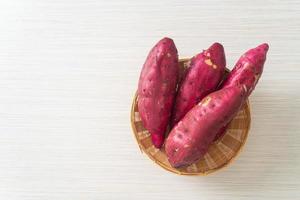 patates douces japonaises sur panier photo