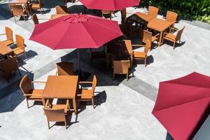 table et chaise de patio extérieur avec parasol photo