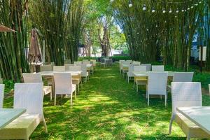 table et chaise en osier vides dans un restaurant en plein air photo