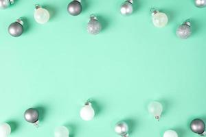 Groupe de boule de boule de noël décoration sur fond vert pastel