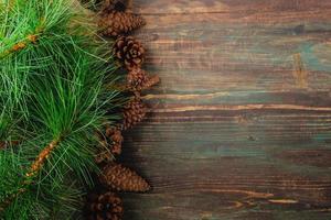 Sapin de Noël avec décoration de pomme de pin sur fond de table en bois rustique vintage photo