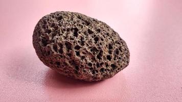 spécimen de scories d'oxyde, brun, arrondi et léger, est une roche volcanique qui se compose de verre volcanique à texture rugueuse hautement vésiculaire, qui peut ou non contenir des cristaux, montagne d'Indonésie