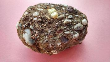 Les conglomérats sont des roches sédimentaires constituées de quartz, de calcaire rouge, de sable avec des fragments faits et à moitié arrondis, consep géologique pour la description des roches et des minéraux. zone ophiolite et zone de mélange photo