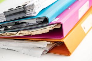 Pile de reliure de dossier de fichiers de plusieurs couleurs sur une table dans un bureau d'affaires. photo
