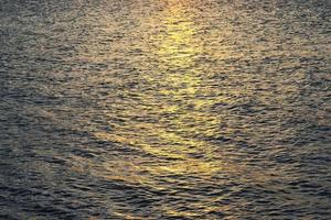 ciel coucher de soleil sur la mer.paysage de la mer, côte rocheuse et île photo