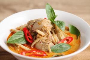 poulet thaï et curry de pousses de bambou dans un bol en céramique photo