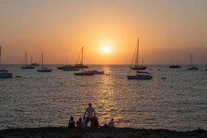 formentera, espagne 2021 - coucher de soleil sur la plage de ses illietes photo