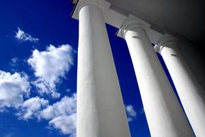 colonnes blanches contre ciel bleu clair photo