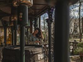 fille aux cheveux qui tournent dans la rue photo