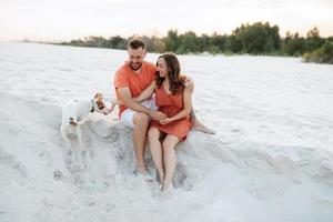 jeune couple en vêtements orange avec chien photo