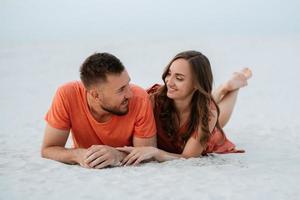 jeune couple en vêtements orange avec chien photo