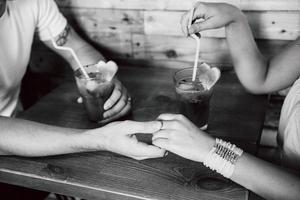 un gars et une fille se rencontrent dans un café de la ville photo