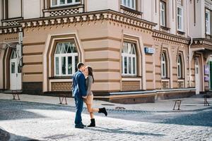 mec et une fille marchent joyeusement le matin dans les rues vides photo