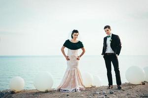 le marié en costume marron et la mariée en robe ivoire photo