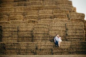 un gars avec une fille sur une promenade d'été dans le domaine photo