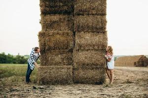 un gars avec une fille sur une promenade d'été dans le domaine photo