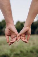 schéma de poignée de main et de distanciation en psychologie et science du corps photo