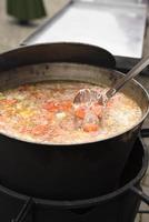 la soupe de viande aux herbes et aux épices bout sur le feu photo