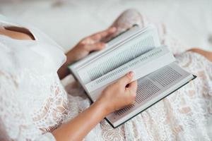 fille aux cheveux noirs lit un livre en russe photo