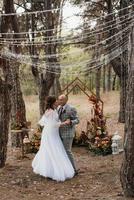 homme et femme se sont fiancés dans la forêt d'automne photo