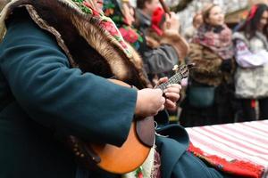l'ensemble de chants et de danses folkloriques ukrainiens en costumes nationaux photo