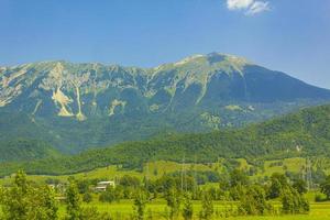 magnifique paysage de montagne et de forêt avec des terres agricoles en slovénie. photo