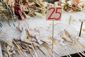 brochettes de grenouilles street food avec étiquette de prix à kuala lumpur. photo