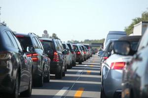 un long embouteillage de nombreuses voitures différentes photo