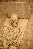 kostolac, serbie, 2014 - restes humains sur le site de viminacium près de kostolac, serbie. viminacium était une ville importante de la province romaine de mésie, détruite au 6ème siècle. photo