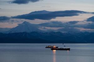 navires dans la baie d'avacha sur le fond d'un volcan. photo