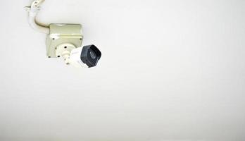 Caméra de vidéosurveillance sur le plafond blanc tourné comme objet sur fond d'espace de copie photo